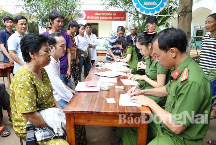 Công an huyện Trảng Bom về tận xã Thanh Bình làm giấy chứng minh nhân dân cho người dân vào ngày 20-5. Ảnh: P.HUỆ