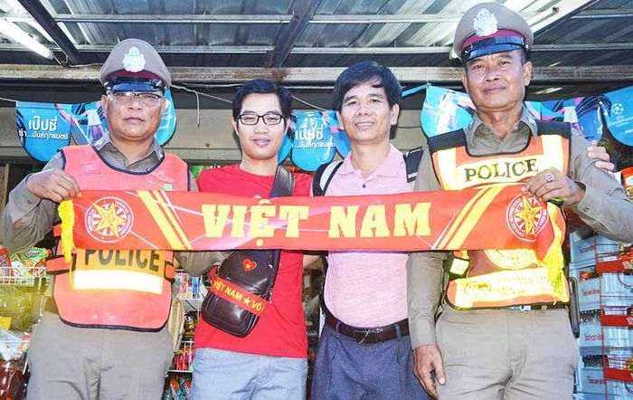 Tác giả (thứ 2 từ phải sang) chụp hình lưu niệm với Cảnh sát Thái Lan. Ảnh: M.V