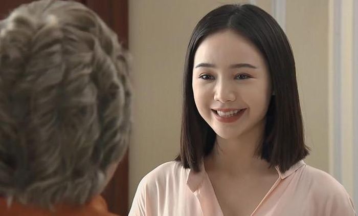 Nguyệt Anh trong Nàng dâu order đang bị dân mạng gọi tên liên tục vì tính đong đưa, sẵn sàng "mồi chài" cả người đã có vợ. Ảnh chụp màn hình.