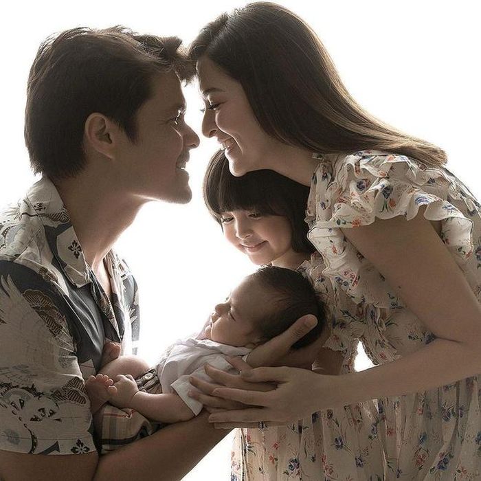 Những hình ảnh gia đình hạnh phúc của Marian Rivera gây "bão" trên mạng xã hội. Ở Philippines, Marian Rivera được coi như biểu tượng của phụ nữ. Cô sở hữu nhan sắc nổi bật, sự nghiệp thành công và cuộc sống hôn nhân hạnh phúc, đáng ngưỡng mộ.