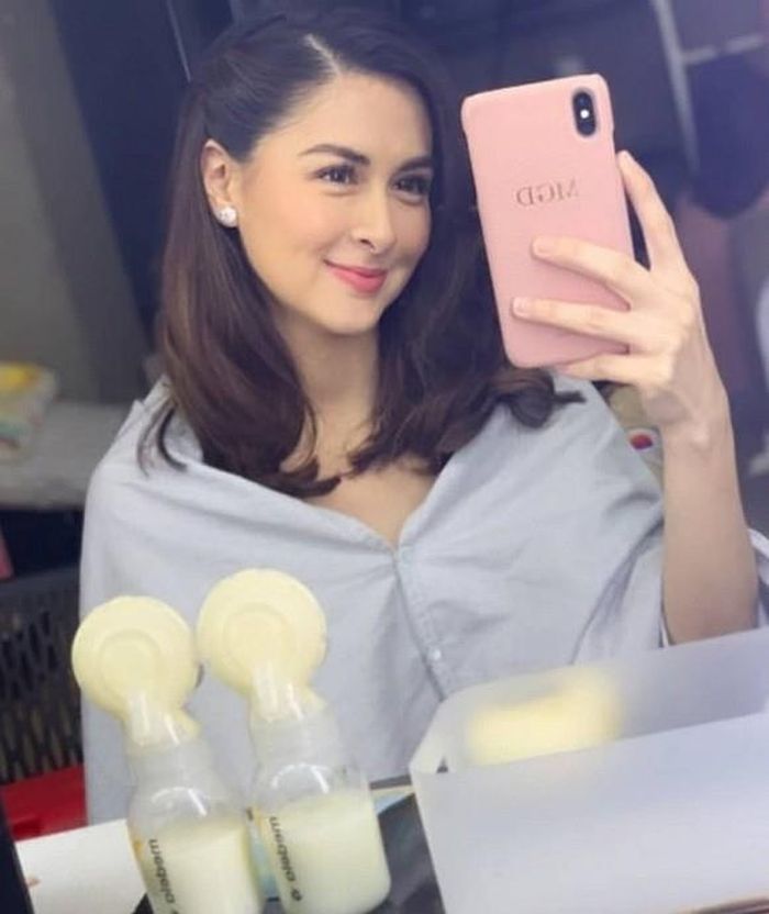 Ngày 12/6, "Mỹ nhân đẹp nhất Philippines" Marian Rivera quay lại với công việc sau thời gian nghỉ sinh con. Cô chia sẻ hình ảnh mới nhất tại địa điểm quay quảng cáo kèm theo chú thích: "Thật hạnh phúc khi được trở lại trường quay". Trong loạt ảnh, cư dân mạng phát hiện ra nữ diễn viên mang theo bình sữa cho trẻ sơ sinh tới nơi làm việc. Nhiều ý kiến cho rằng cô tranh thủ thời gian nghỉ ngơi để chuẩn bị sữa cho con trai.