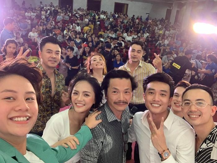 Hình ảnh ê kíp phim "Về nhà đi con" tại Đại học Thương mại Hà Nội.