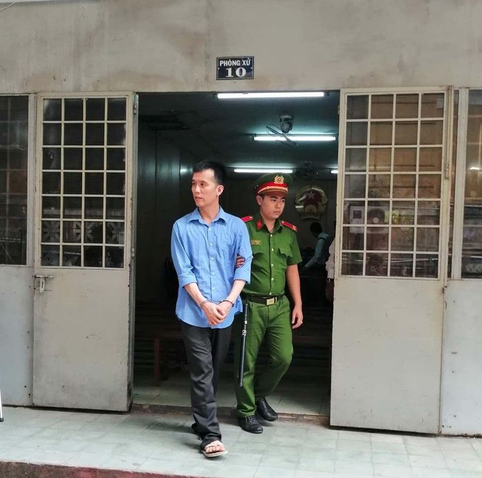 Dẫn giải bị cáo Đoái Phước Thiện về trại giam sau khi tòa tuyên án 16 năm tù. Ảnh: Tân Châu