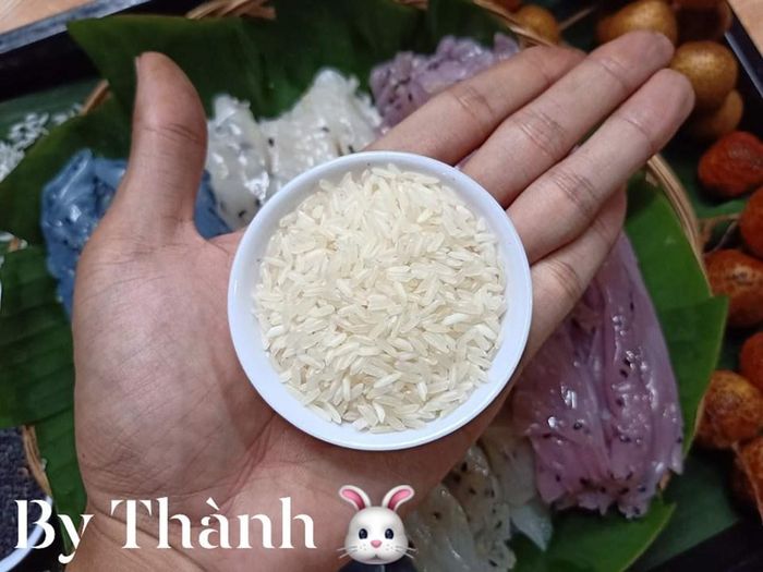 Nguyên liệu chính của món ăn này là gạo, vì thế, bạn cần phải biết cách chọn gạo để món bánh ngon hơn nhé.