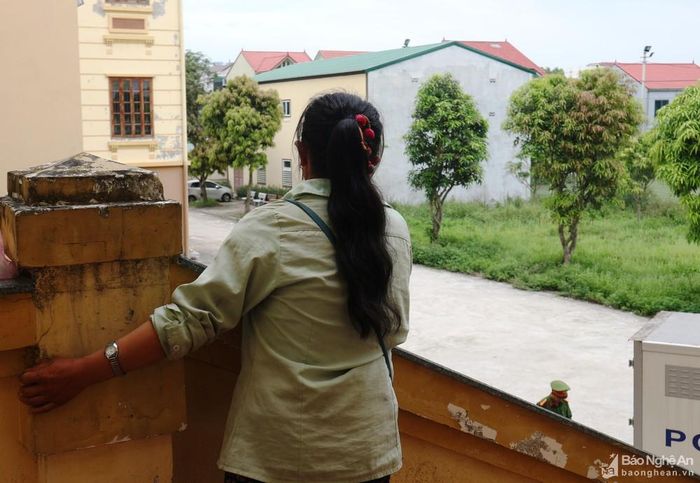 Vợ Thò Nỏ Bì đến phiên tòa xét xử để gặp chồng. Ảnh: Trần Vũ