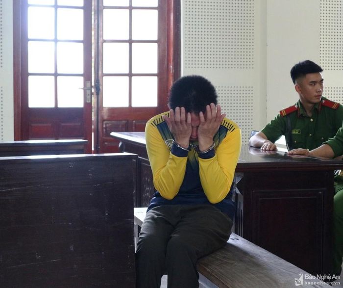 Bị cáo Thò Nỏ Bì bật khóc tại tòa. Ảnh: Trần Vũ