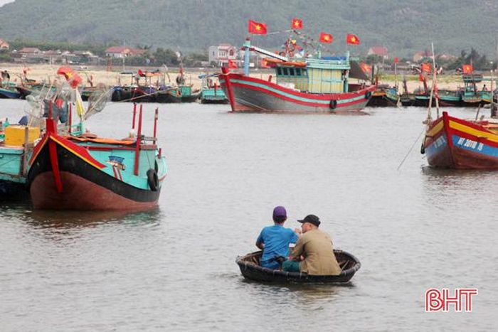 Muốn ra tàu đi biển, ngư dân phải trung chuyển từ một chiếc thuyền thúng