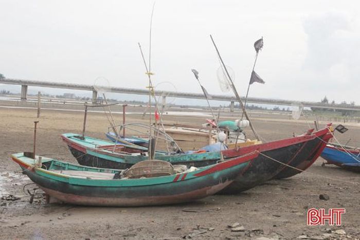 Tàu thuyền neo đậu mất an toàn trong mùa mưa bão