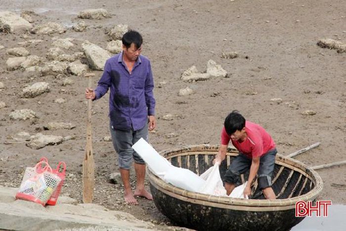 Ngư dân vận chuyển nguyên liệu ( đá lạnh) chuẩn bị cho chuyến ra khơi.
