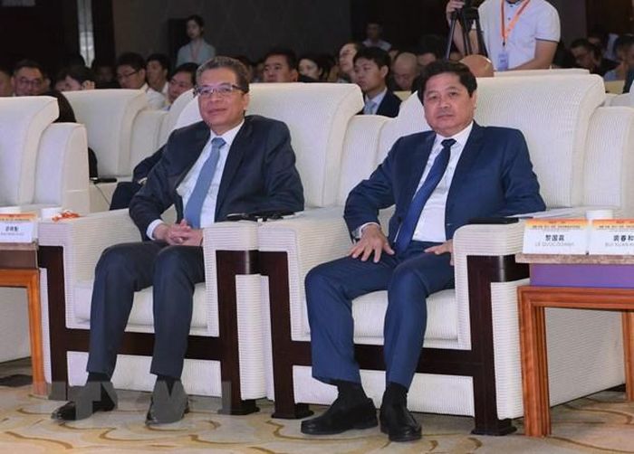 Đại sứ Đặng Minh Khôi (trái) và Thứ trưởng Bộ Nông nghiệp và Phát triển Nông thôn Việt Nam Lê Quốc Doanh dự Tọa đàm. (Ảnh: Lương Tuấn/TTXVN)