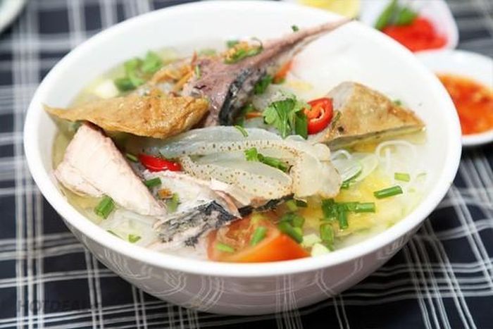 Sứa được sử dụng để làm bún sứa phải là loại sứa có thành dày, màu trắng đục và to bằng ngón tay cái hoặc ngón chân cái. Ảnh: angididau.