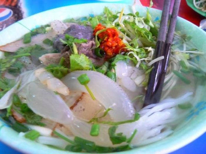 Do là món ăn bình dân nên bún sứa có thể dễ dàng tìm thấy ở các quán ăn lớn nhỏ khắp các con phố ở Nha Trang. Ảnh: phongbanve.