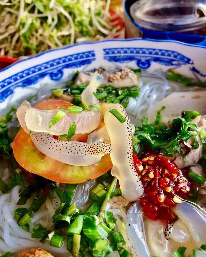 Đúng như tên gọi, bún sứa không thể thiếu thành phần làm nên hương vị riêng biệt của nó, đó chính là sứa. Ảnh: chudu24.