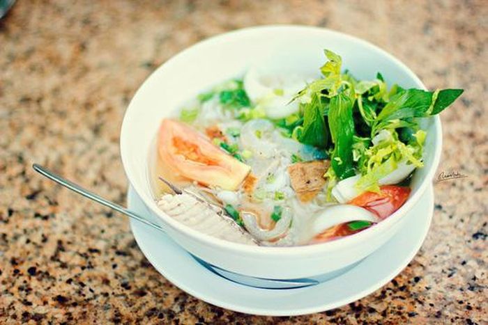 Ngoài ra, trong bát bún sứa đặc sản Nha Trang còn có chả cá. Ảnh: dulich24.