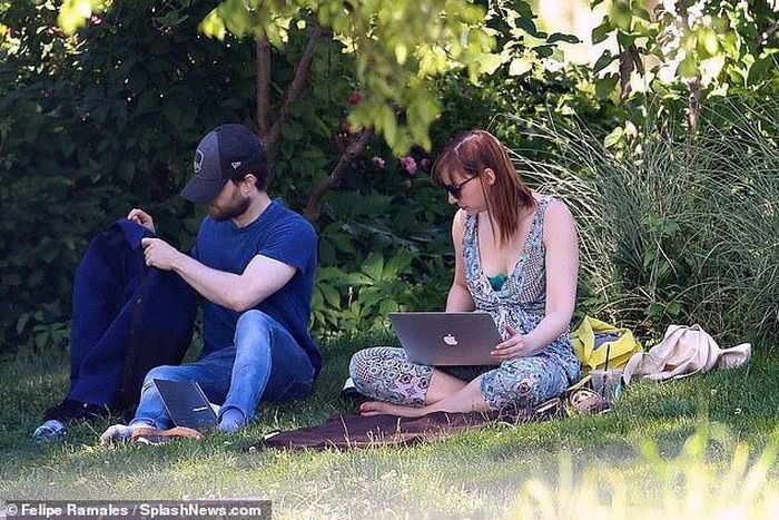 Khi bắt đầu hẹn hò người đồng nghiệp, Radcliffe vẫn chưa dứt tình với bạn gái Rosie Coker. Sau 6 tháng qua lại với người đẹp Erin Darke, anh mới chia tay người tình lâu năm và cũng là quản lý của mình. Daniel Radcliffe và Erin Darke bị phát hiện ôm hôn nhau trong bữa tiệc cùng với các thành viên của đoàn làm phim.