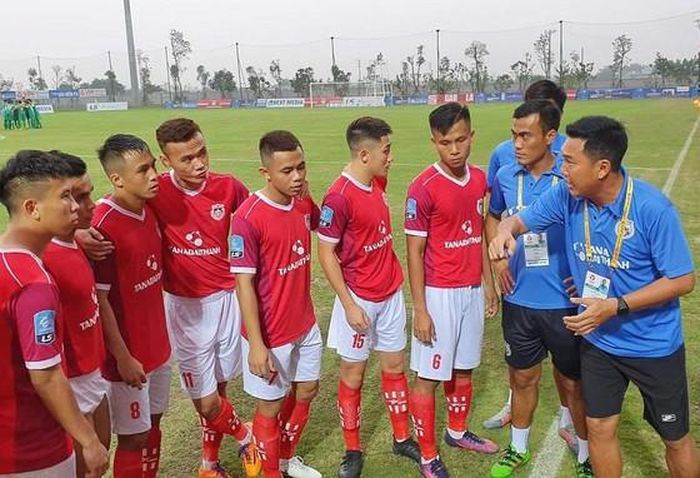 Thầy trò HLV Hứa Hiền Vinh vừa có trận thắng 4-0 ngay trên sân Tự Do trước Huế