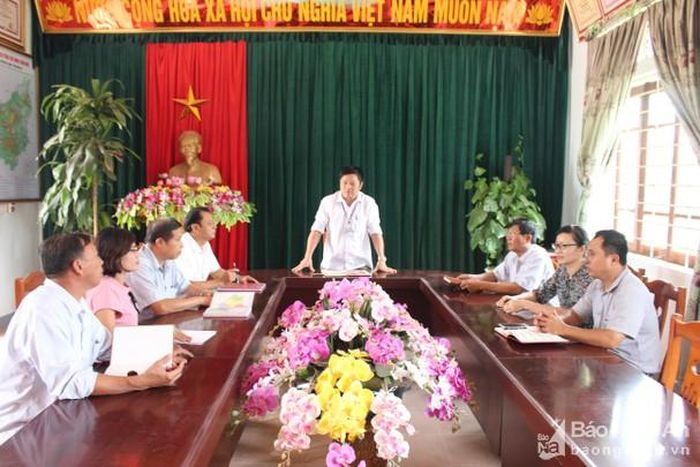 Lãnh đạo xã Hiến sơn họp bàn kế hoạch thực hiện đề án sáp nhập khối, xóm trên địa bàn. Ảnh: Đinh Nguyệt