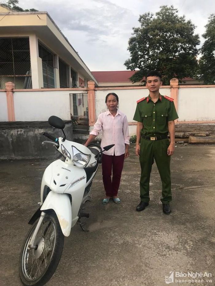 Bà Nguyễn Thị Hương, trú tại xã Nghĩa Thịnh huyện Nghĩa Đàn vui mừng khi được trao trả lại xe máy bị mất cắp