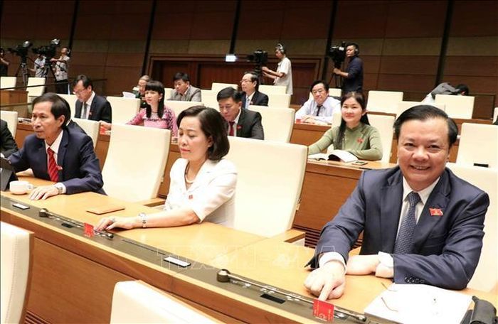 Đoàn đại biểu Quốc hội tỉnh Ninh Bình biểu quyết hông qua Nghị quyết về tiếp tục hoàn thiện, nâng cao hiệu lực, hiệu quả thực hiện chính sách, pháp luật về quy hoạch, quản lý, sử dụng đất đai tại đô thị. Ảnh: Văn Điệp/TTXVN