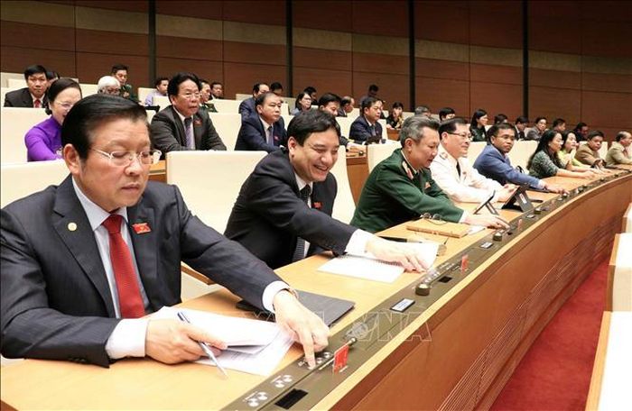 Đoàn đại biểu Quốc hội tỉnh Nghệ An biểu quyết hông qua Nghị quyết về tiếp tục hoàn thiện, nâng cao hiệu lực, hiệu quả thực hiện chính sách, pháp luật về quy hoạch, quản lý, sử dụng đất đai tại đô thị. Ảnh: Văn Điệp/TTXVN