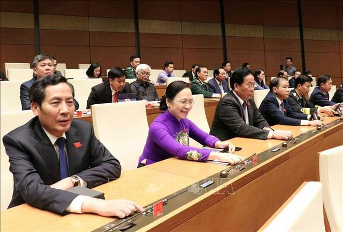 Đoàn đại biểu Quốc hội thành phố Hải Phòng biểu quyết hông qua Nghị quyết về tiếp tục hoàn thiện, nâng cao hiệu lực, hiệu quả thực hiện chính sách, pháp luật về quy hoạch, quản lý, sử dụng đất đai tại đô thị. Ảnh: Văn Điệp/TTXVN