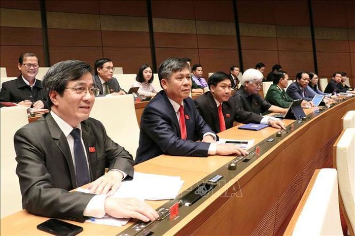 Đoàn đại biểu Quốc hội tỉnh Đồng Nai biểu quyết thông qua Nghị quyết về tiếp tục hoàn thiện, nâng cao hiệu lực, hiệu quả thực hiện chính sách, pháp luật về quy hoạch, quản lý, sử dụng đất đai tại đô thị. Ảnh: Văn Điệp/TTXVN