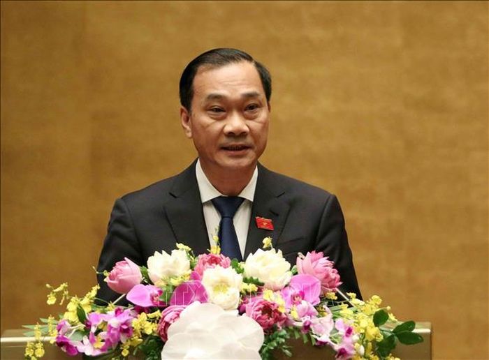 Ủy viên Ủy ban Thường vụ Quốc hội, Chủ nhiệm Ủy ban Kinh tế của Quốc hội Vũ Hồng Thanh trình bày Báo cáo giải trình, tiếp thu, chỉnh lý dự thảo Nghị quyết về tiếp tục hoàn thiện, nâng cao hiệu lực, hiệu quả thực hiện chính sách, pháp luật về quy hoạch, quản lý, sử dụng đất đai tại đô thị.