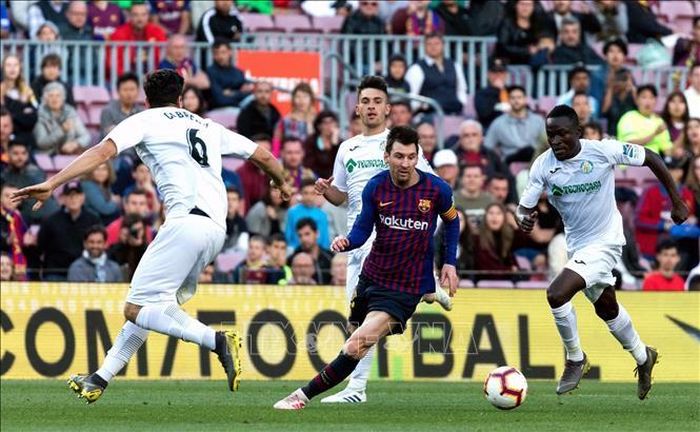 Cầu thủ Lionel Messi (trái) của Barcelona trong trận đấu giữa Barcelona và Getafe tại Barcelona, Tây Ban Nha, ngày 12/5/2019. Ảnh: THX/TTXVN