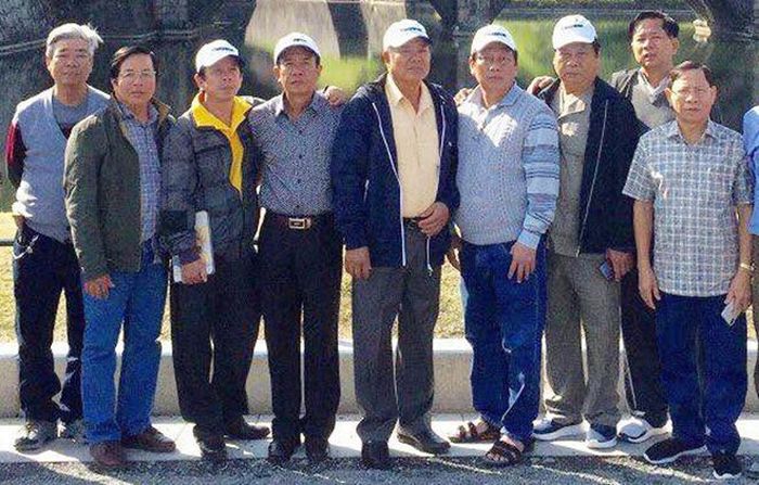 Đoàn cán bộ tỉnh Sóc Trăng và Trịnh Sướng (thứ 4 từ phải qua) trong chuyến du lịch Nhật Bản. Ảnh: Zing