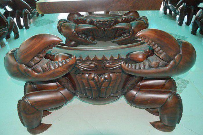 Chiếc ghế cua đầu dàn được làm từ gỗ lim, được chạm khắc cầu kỳ tỷ mỉ (ảnh: Dân Trí).