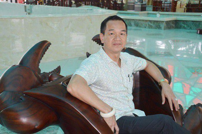 Ông Thái Tuấn cùng siêu phẩm bàn ghế cua.