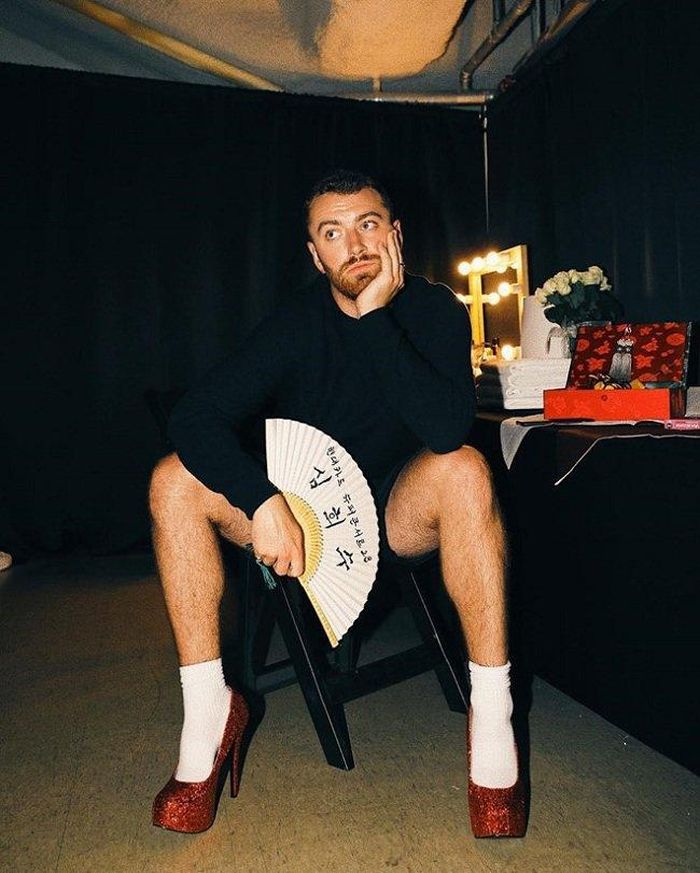 Sam Smith là người “nghiện” giày cao gót và thường xuyên phối cùng với nhiều trang phục khác nhau