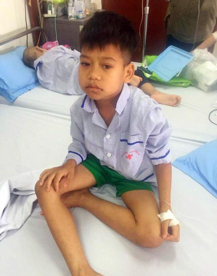 Điều trị bằng hóa chất khiến sức khỏe của Thiện đang yếu dần ( Ảnh do gia đình cung cấp).