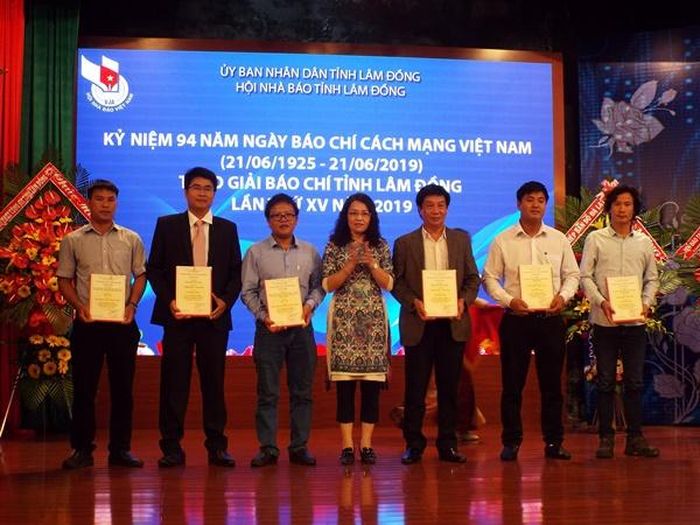 Trao giải khuyến khích