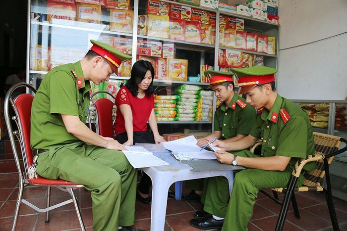 Cán bộ Đội quản lý hành chính về trật tự xã hội - Công an huyện Thanh Thủy tuyên truyền thực hiện đúng quy định pháp luật tới các hộ kinh doanh cầm đồ trên địa bàn.