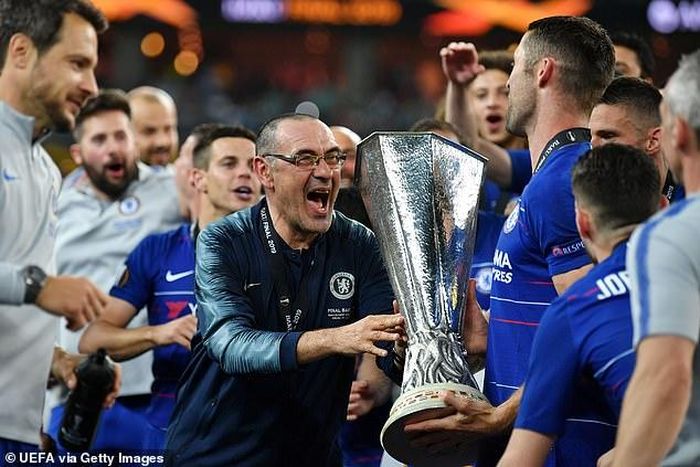 HLV Maurizio Sarri đã giúp The Blues giành cúp vàng Europa League.