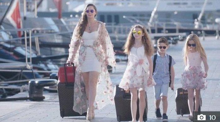 Nina và 3 đứa con đi nghỉ . Ảnh: Thesun.