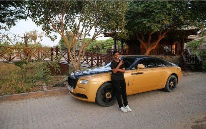 Dù chưa đủ tuổi lái xe, cậu bé vẫn sở hữu chiếc Rolls Royce. Ảnh: Thesun.