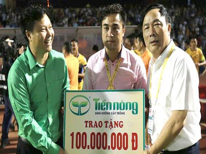 Bầu Đệ tái xuất kèm theo động lực tinh thần lớn cho thầy trò HLV Đức Thắng. Ảnh: VPF