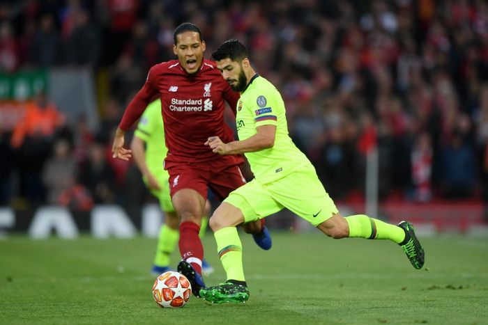 Luis Suarez thất vọng sau trận thua 0-4 trước Liverpool