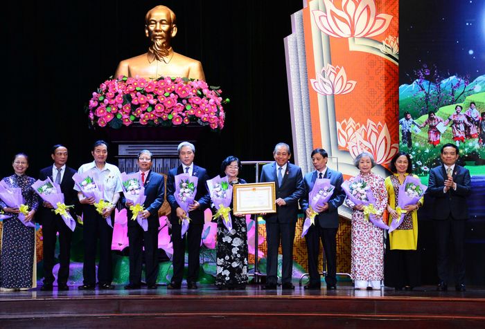  Quỹ Học bổng Vừ A Dính vinh dự đón nhận Huân chương Lao động hạng Nhất.