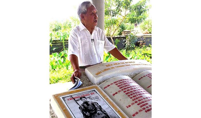 Ông Lê Khôi trong một chuyến sưu tầm tư liệu lịch sử. 