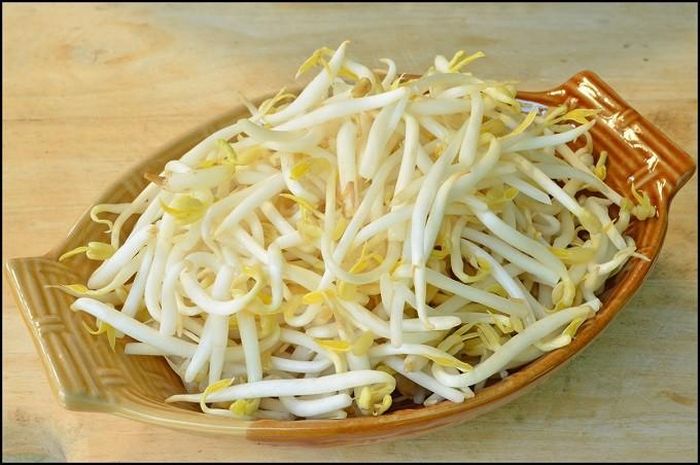 4. Bồi bổ sinh lực phái mạnh với giá đỗ xào rau cần thịt nạc. Nguyên liệu gồm: 200g giá đậu xanh, 200g rau cần, 100g thịt heo nạc và gia vị tùy ý.