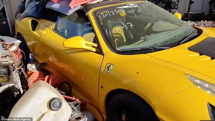 Một chiếc Ferrari màu vàng từng là niềm tự hào và thú vui của ai đó nay bám đầy bụi và rác thải. Ảnh: Caters News.