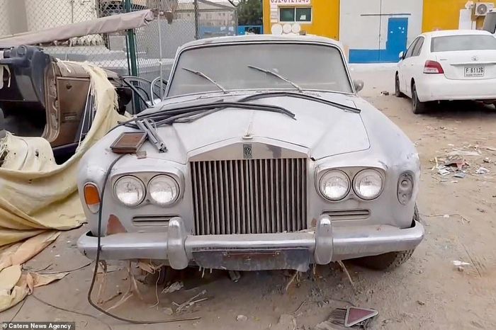 Chiếc Rolls Royce của vị đại gia nào đó cũng vứt như đồ bỏ đi. Ảnh: Caters News. 