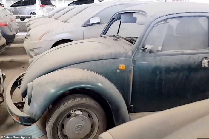 Xế hộp cổ Volkswagen Beetle cũng không khá khẩm hơn khi đầy bụi và hư hỏng nhiều. Ảnh: Caters News.