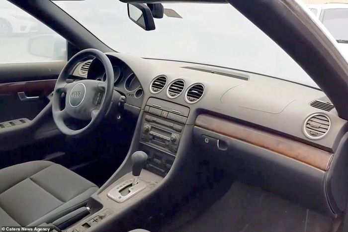 Nội thất sang trọng của một chiếc Audi bị bụi sa mạc phủ kín. Ảnh: Caters News.