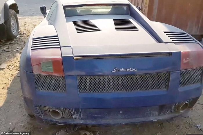 Siêu xe Lamborghini phủ đầy bụi trong bãi xe. Ảnh: Caters News. 