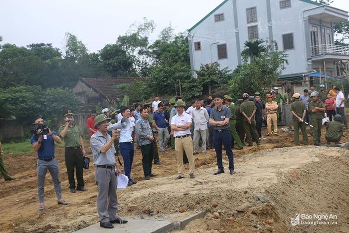 Lực lượng chức năng TP. Vinh tiến hành cưỡng chế thu hồi đất để thực hiện dự án đường 72m. Ảnh tư liệu: Khánh Ly