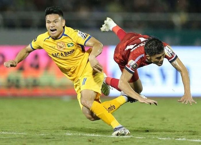 Cổ động viên SLNA đang chờ Xuân Mạnh khai hỏa. Ảnh VPF